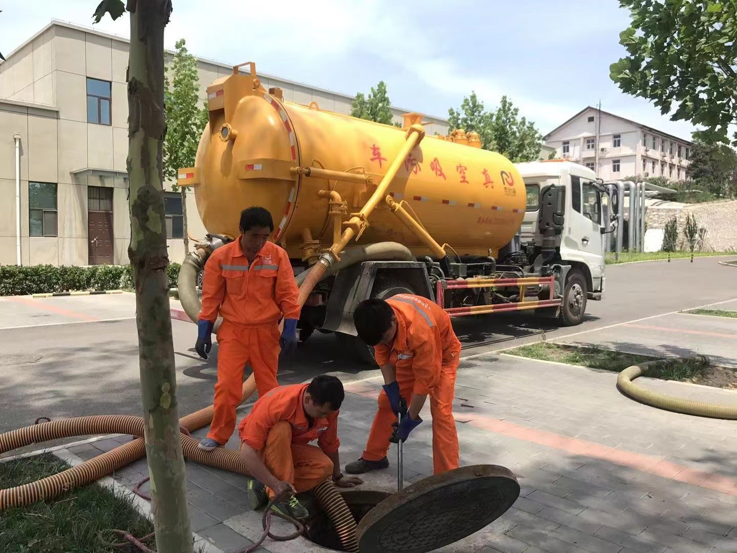 滕州管道疏通车停在窨井附近