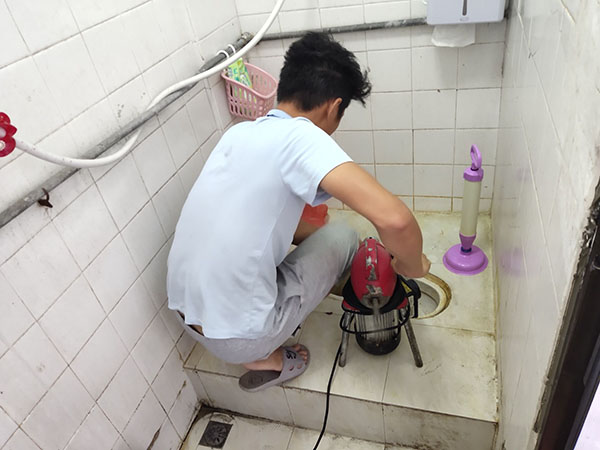 滕州管道堵塞冒臭气 专业师傅现场解决问题
